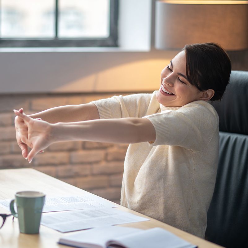 伸びをする女性