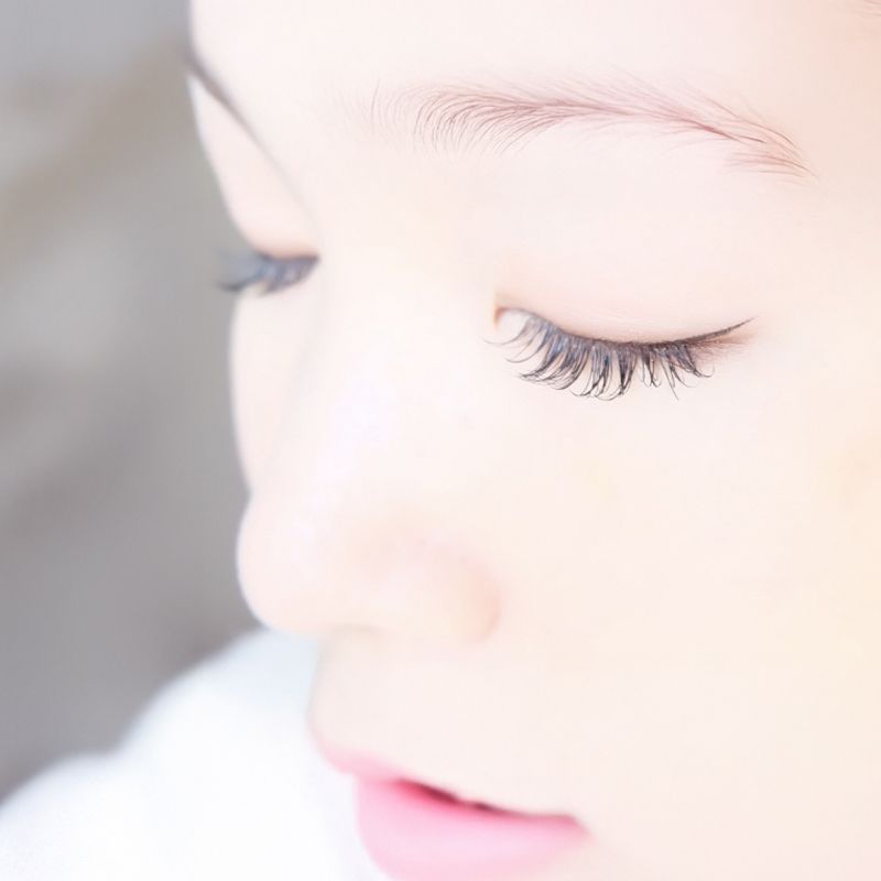 まばたきしている女性