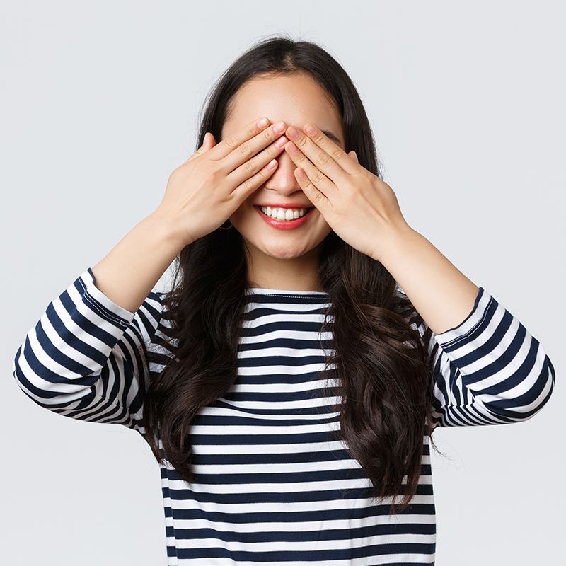 手で目を覆った女性