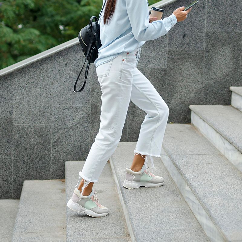 階段を上がる人の画像