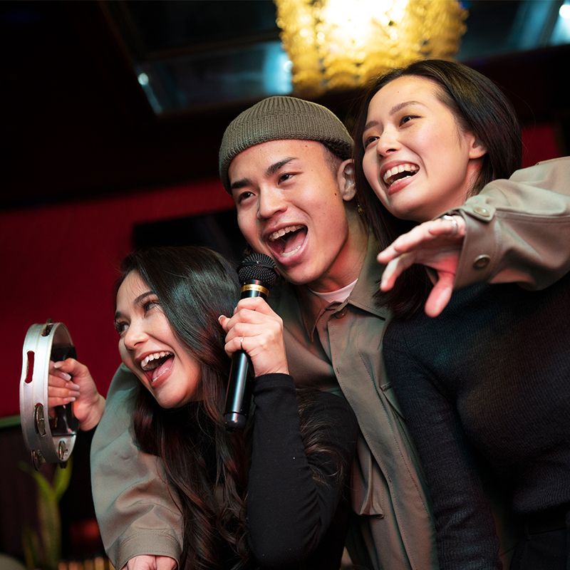 カラオケする若者