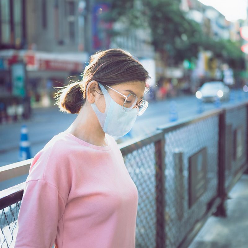 マスクとメガネで花粉対策する女性