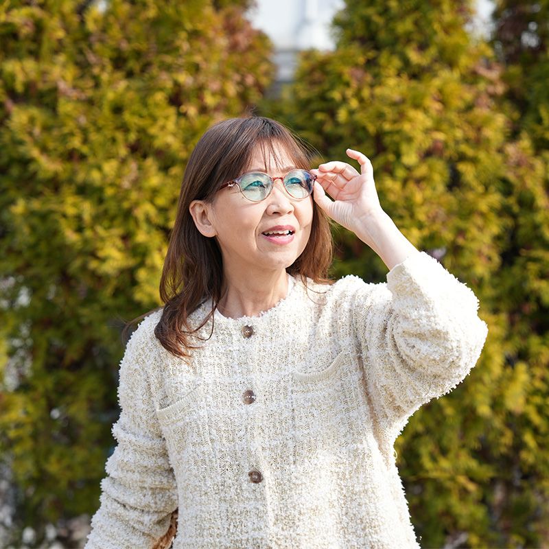 PROTECTをつけている女性