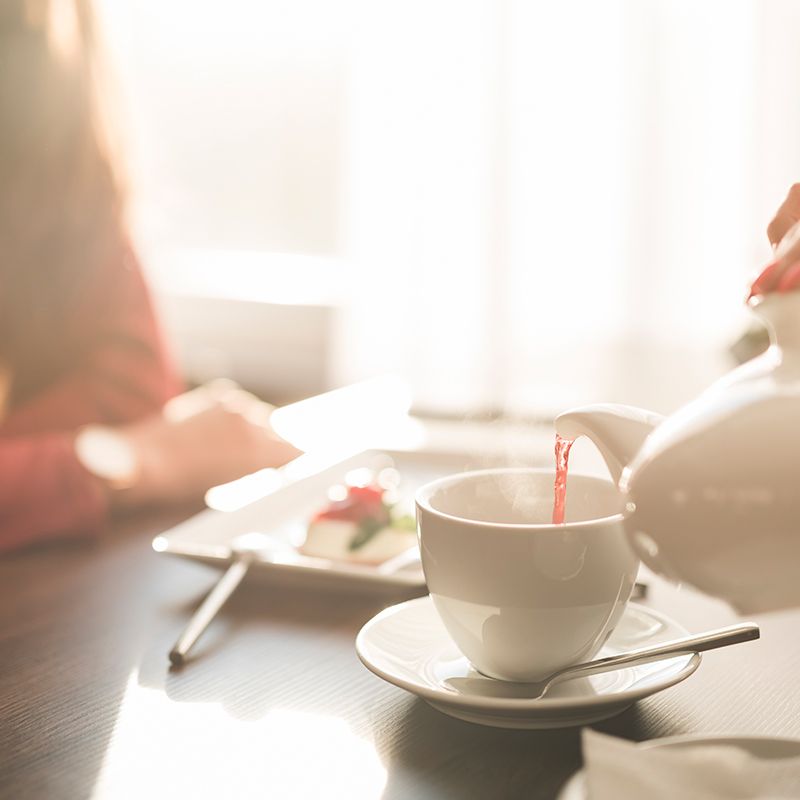 紅茶をそそぐ画像