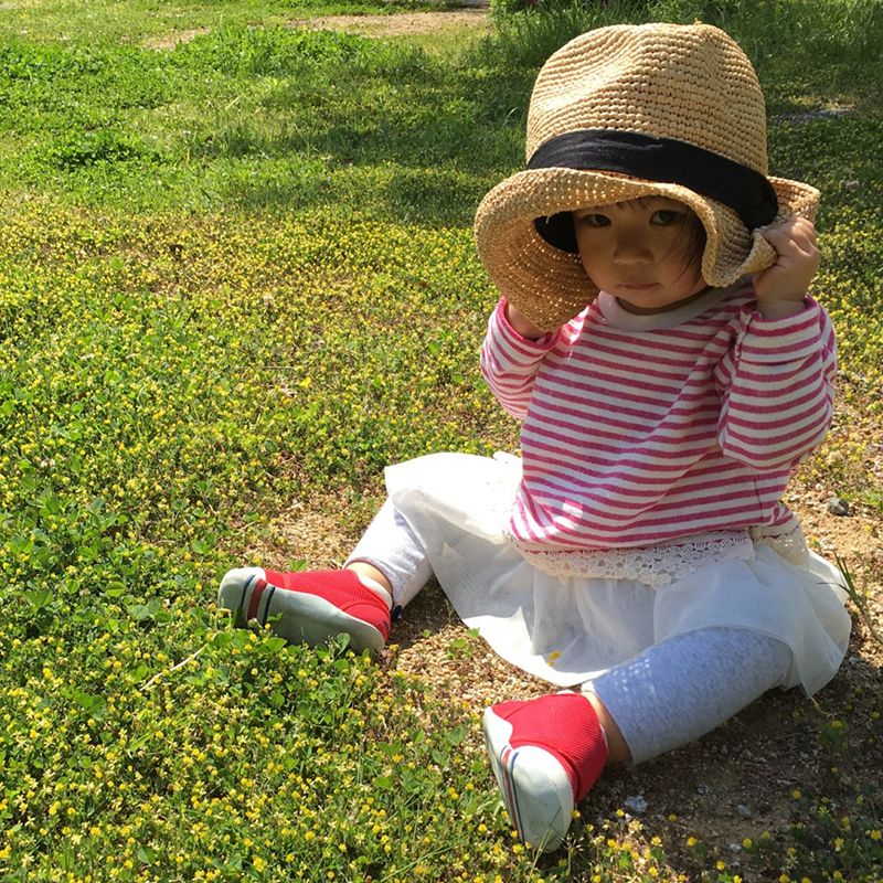 帽子をかぶる子ども