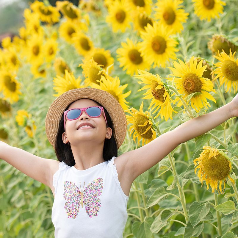 サングラスと帽子をかぶった子ども