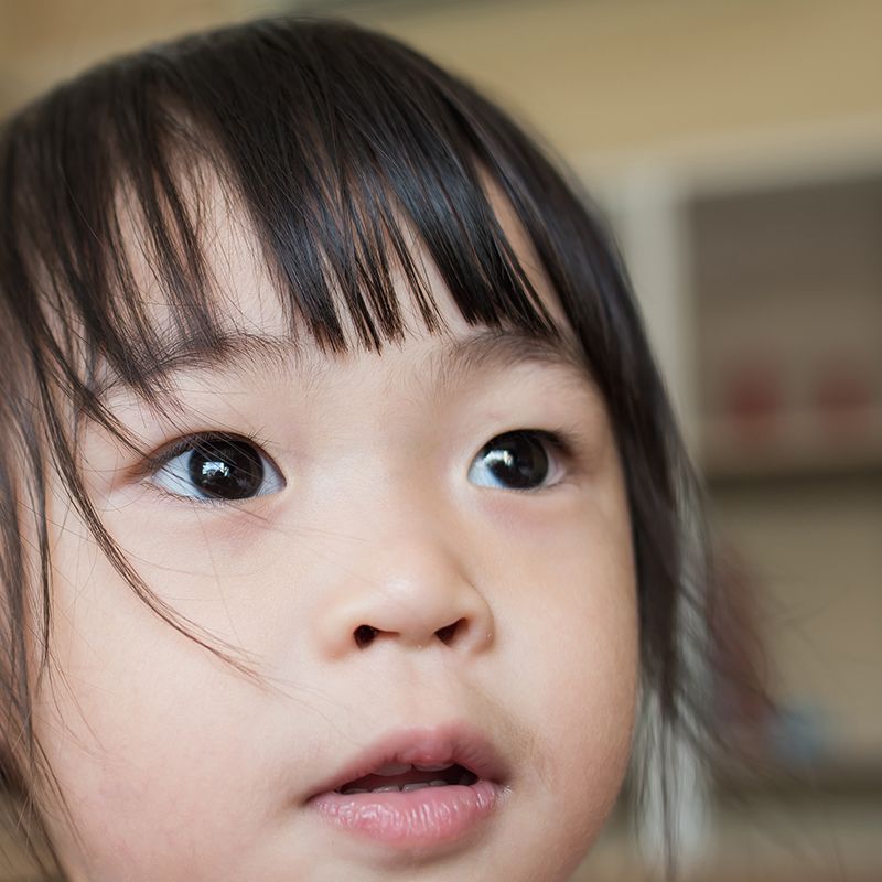 目を見開いた子ども