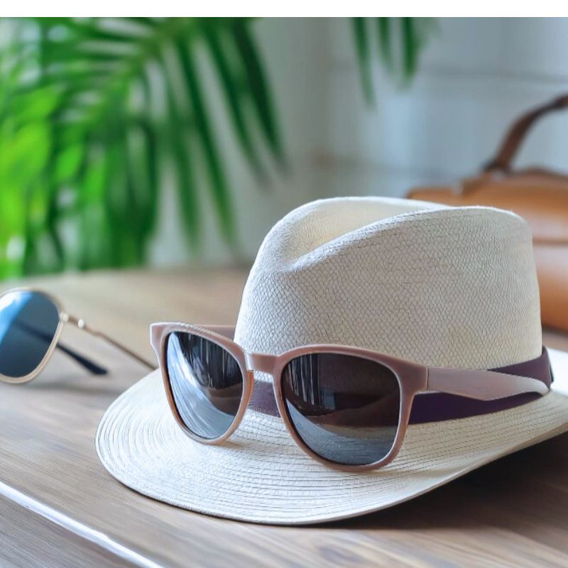 下駄箱の上にあるサングラスと帽子