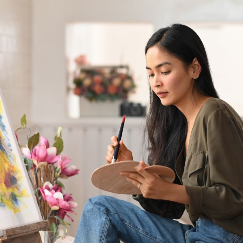 キャンバスに向かう女性