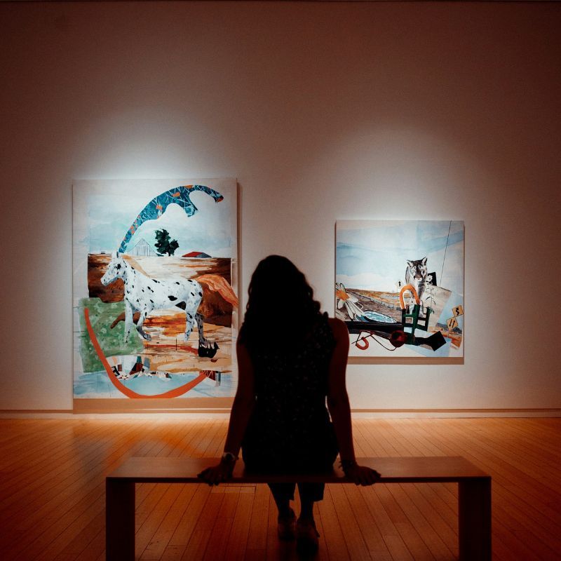 ギャラリーで絵を眺める女性