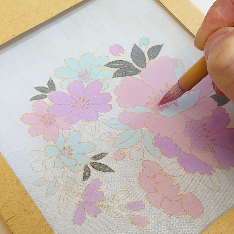 手描友禅キットで染付している様子