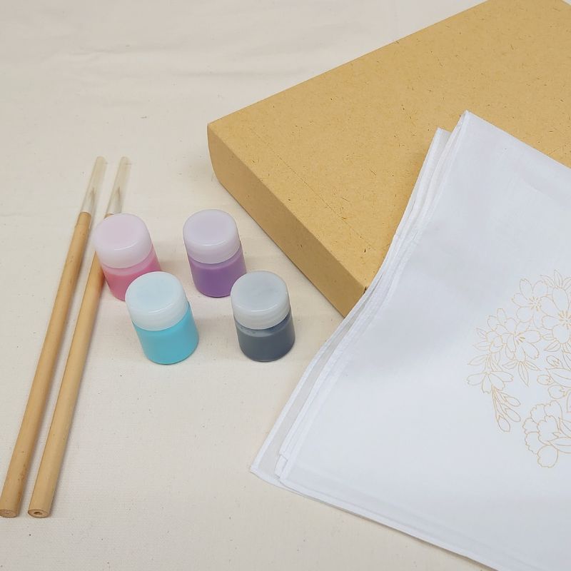 やさしい微笑みを浮かべる女性の横顔