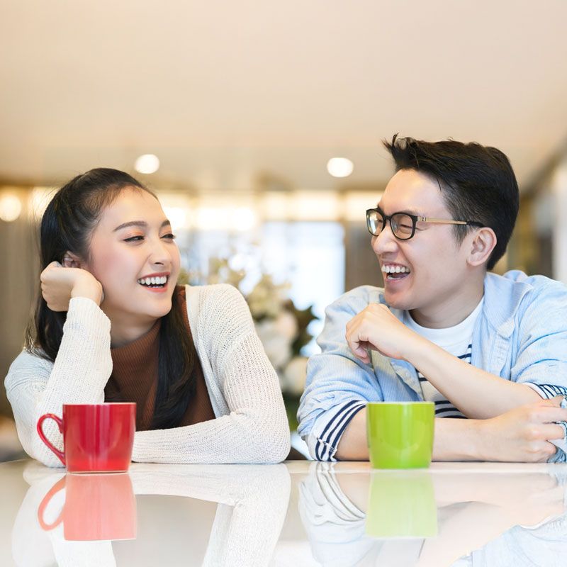 男女が笑い合う