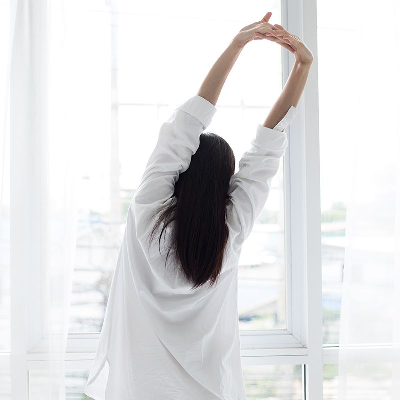 伸びをする女性