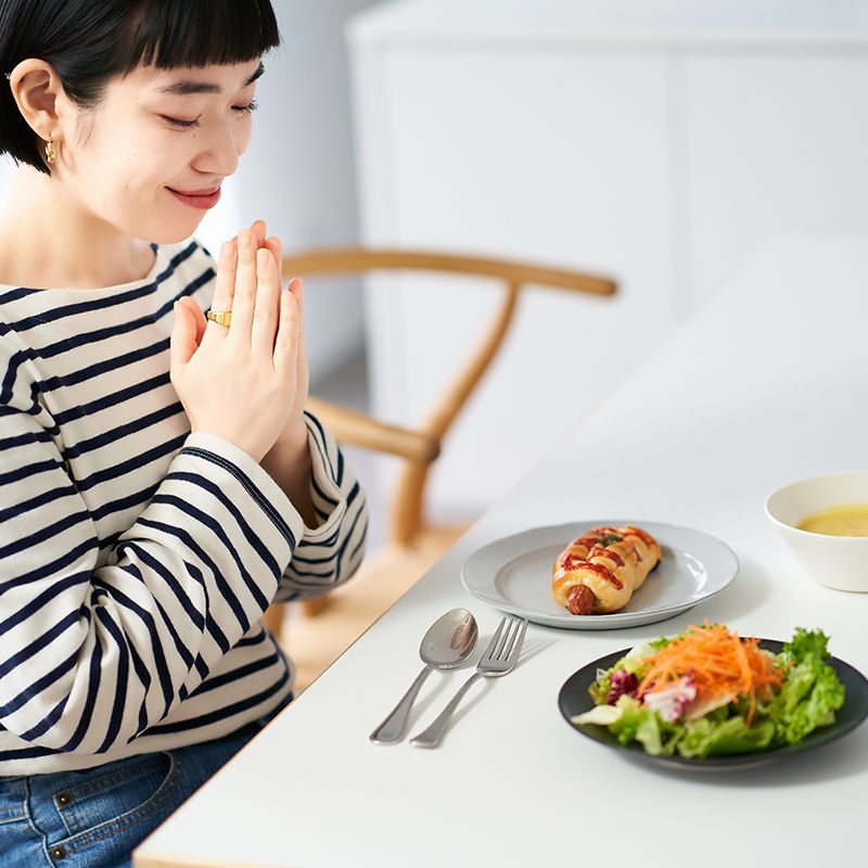 食事中の女性