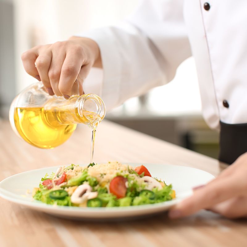 オリーブオイルをかけたサラダ