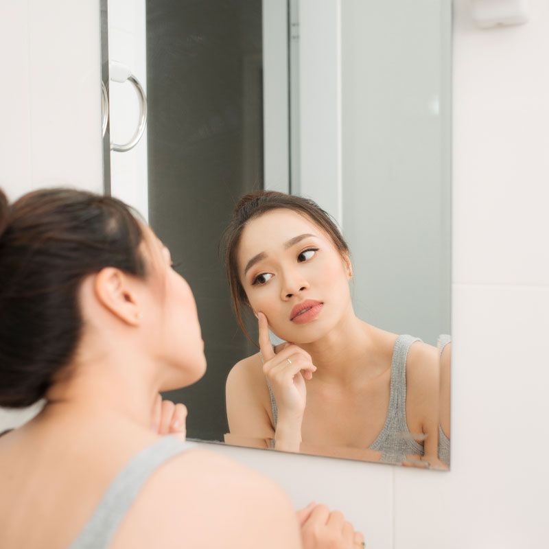 肌を気にする女性