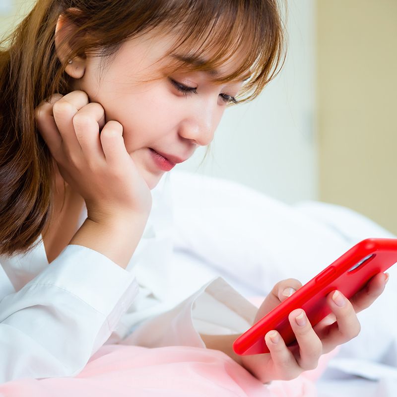 スマホを眺める女性