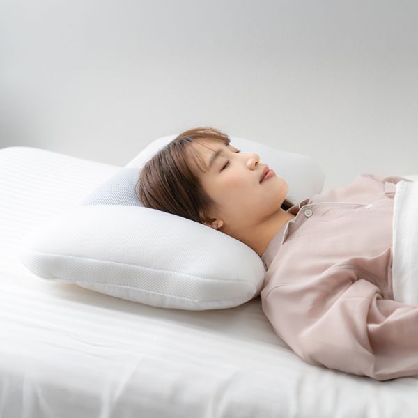 女性が枕で寝ている