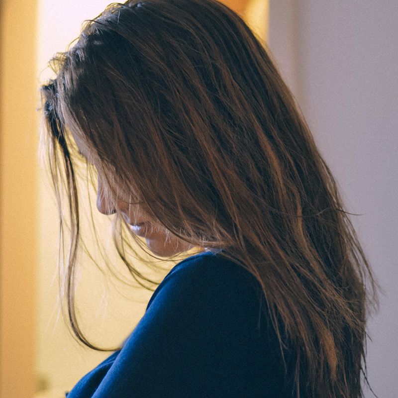 眠そうな女性