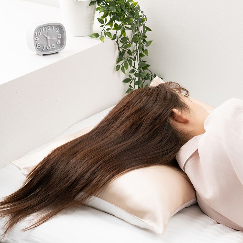 スマホを眺める女性