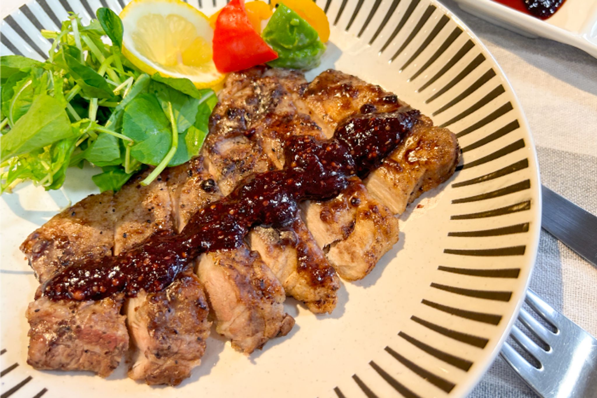 ブルーベリー黒酢の豚肉ソテー ｜COOK WAKASA｜わかさ生活コラム