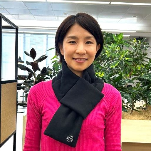 アイマスクした女性とブルブルくん