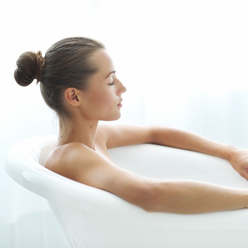女性が湯船に浸かった画像