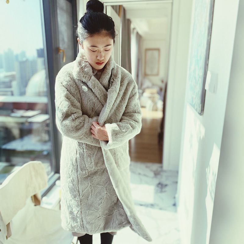 女性が寒そうにしている