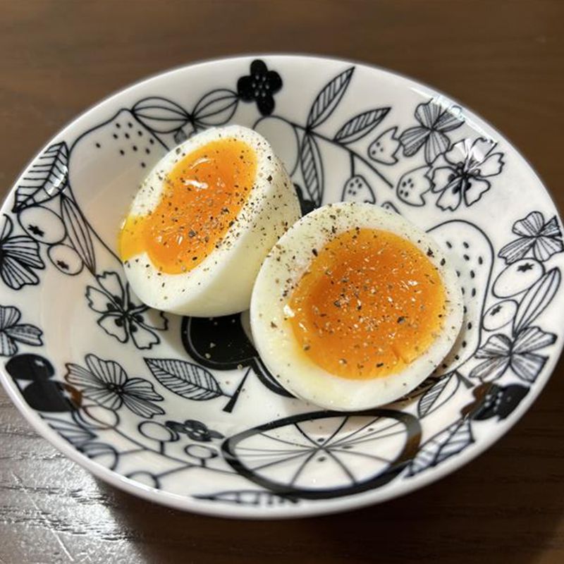 半熟卵に黒胡椒のかかった画像