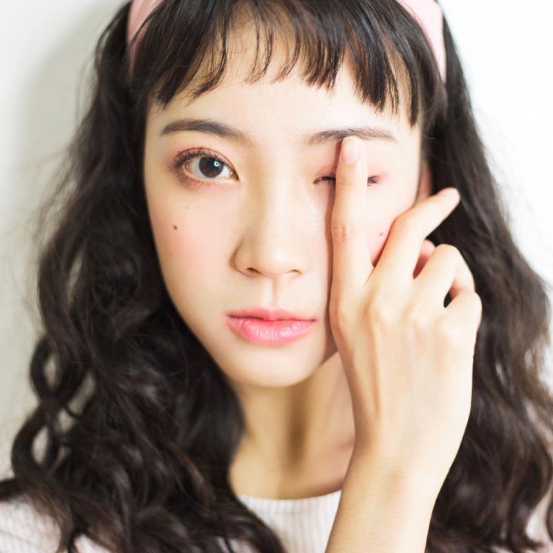 片目を押さえる女性