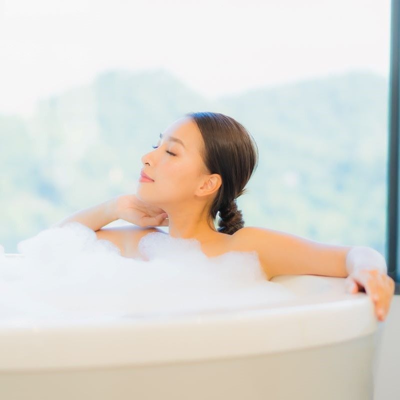 入浴中の女性