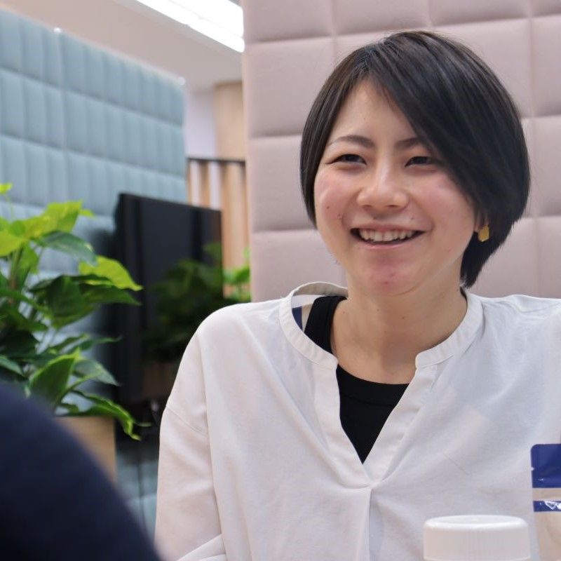 笑顔で話しかける管理栄養士西尾さん