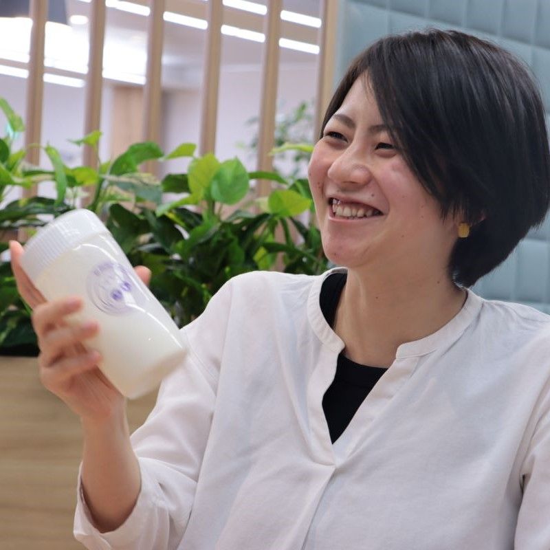 シェイカーを振る西尾さん