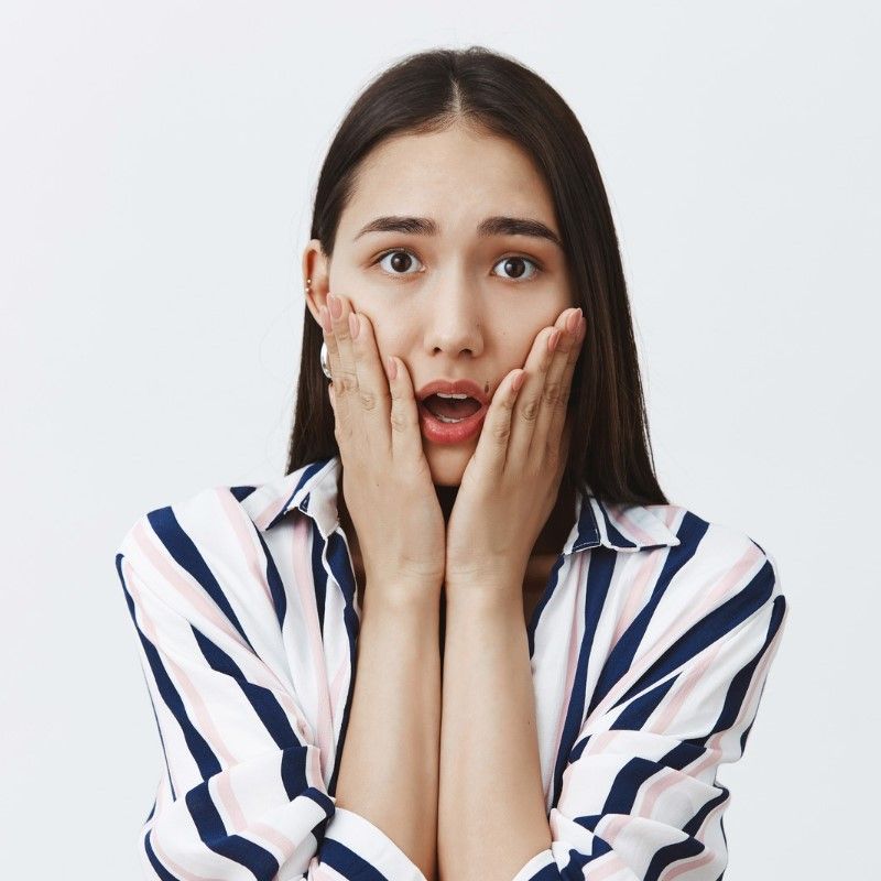 驚く女性