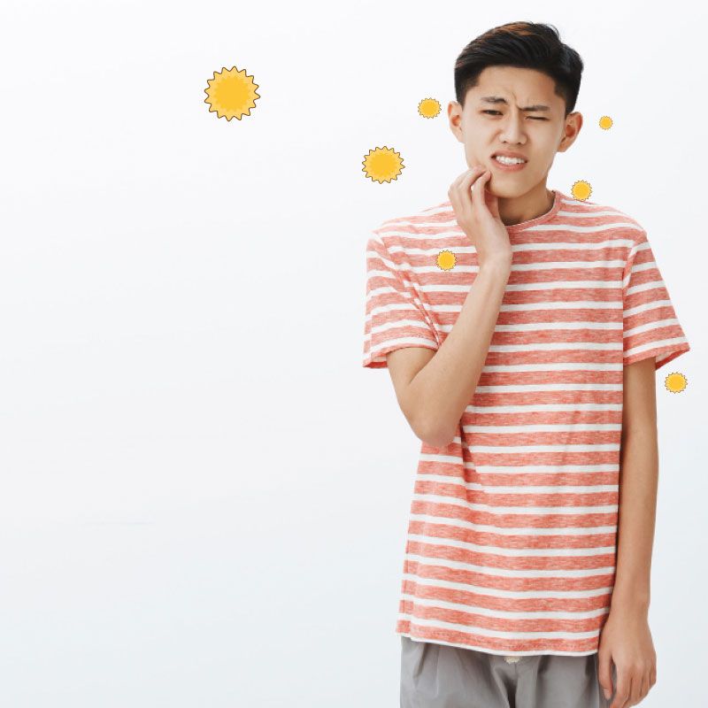 花粉が顔について痒がっている男の子