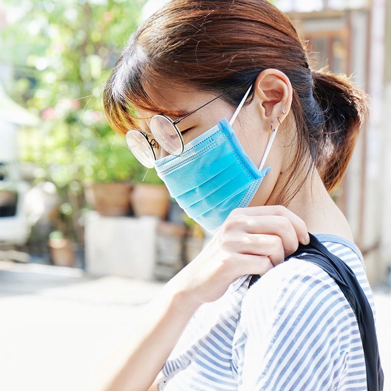 憂鬱そうな女性