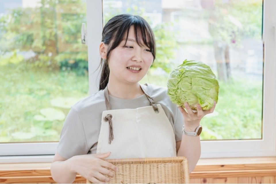 キャベツを持っている女性