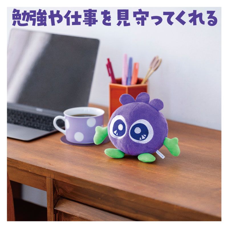 デスクに置かれたぬいぐるみキーホールダー