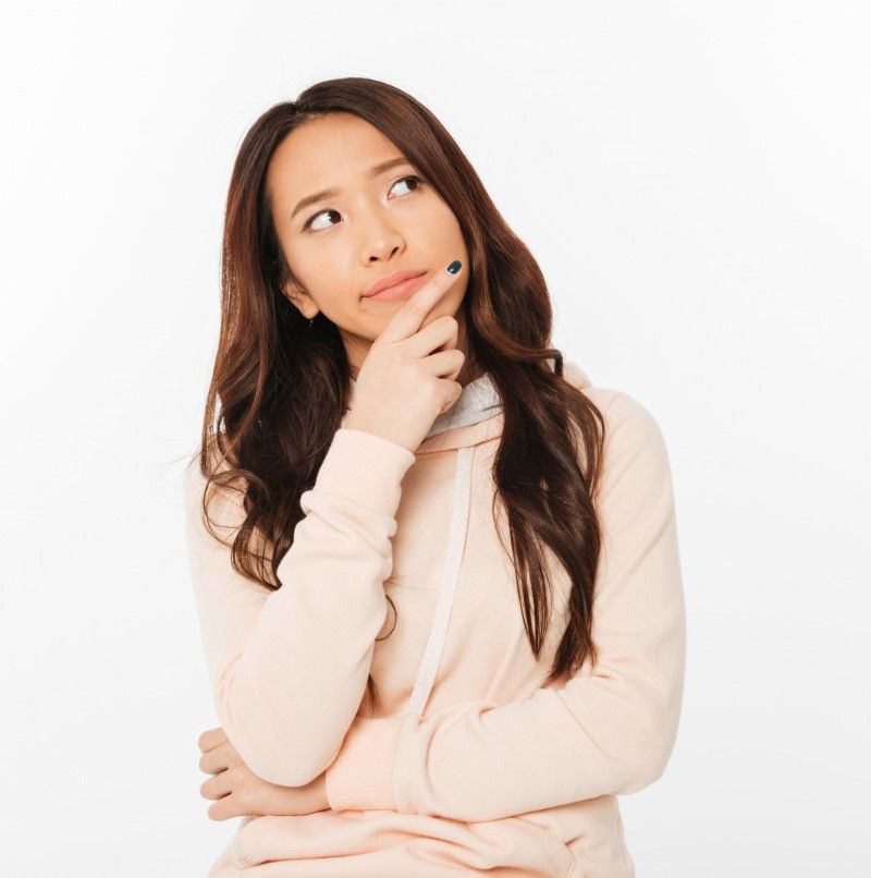 左上を見て考える女性