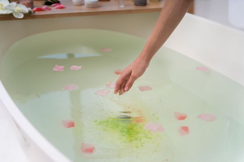 入浴剤を入れているところ
