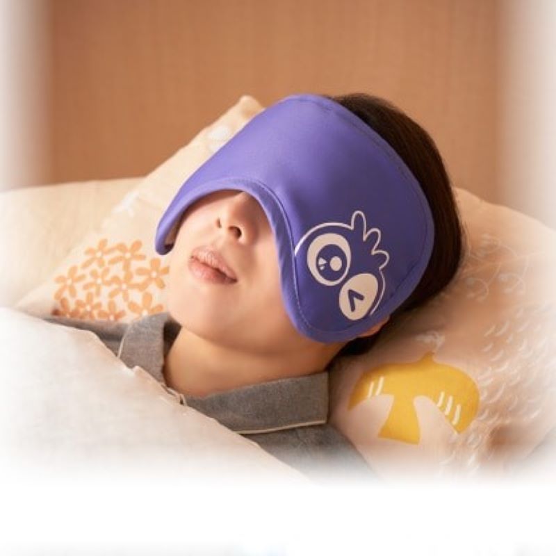 アイマスクして眠る人