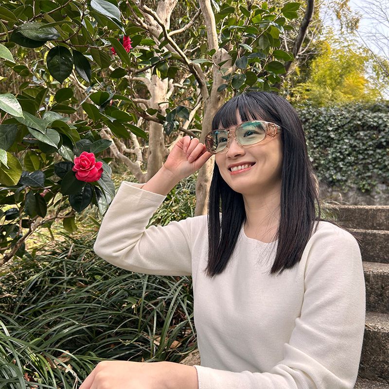 花粉が顔について痒がっている男の子