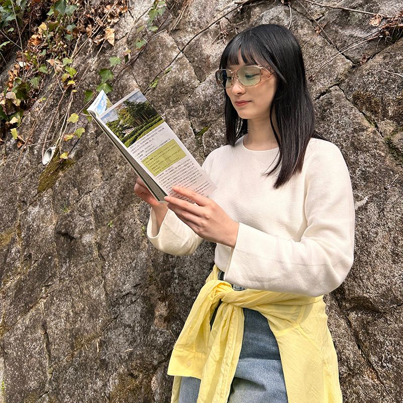 花粉が顔について痒がっている男の子