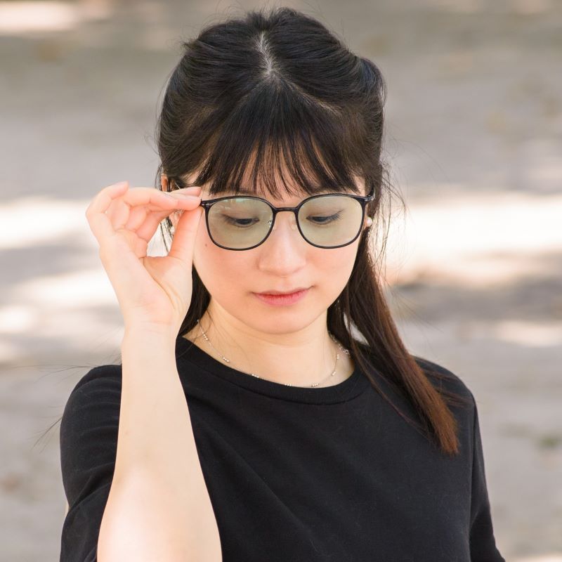 サンシャインメガネブラックをかける女性
