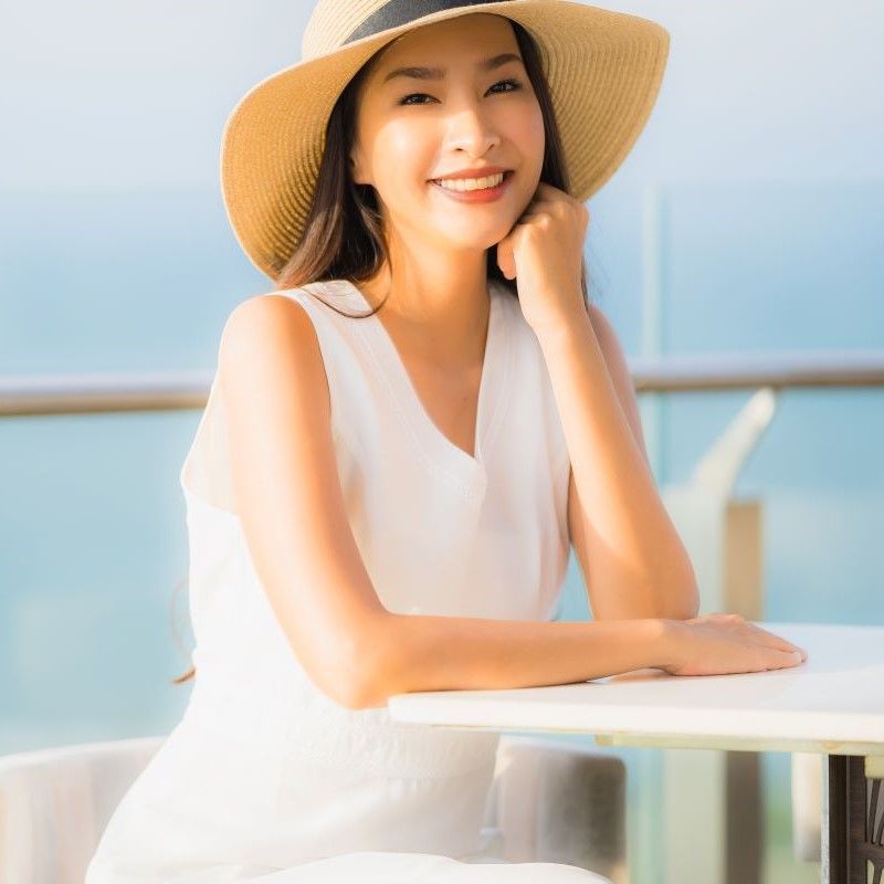 白いドレスの女性