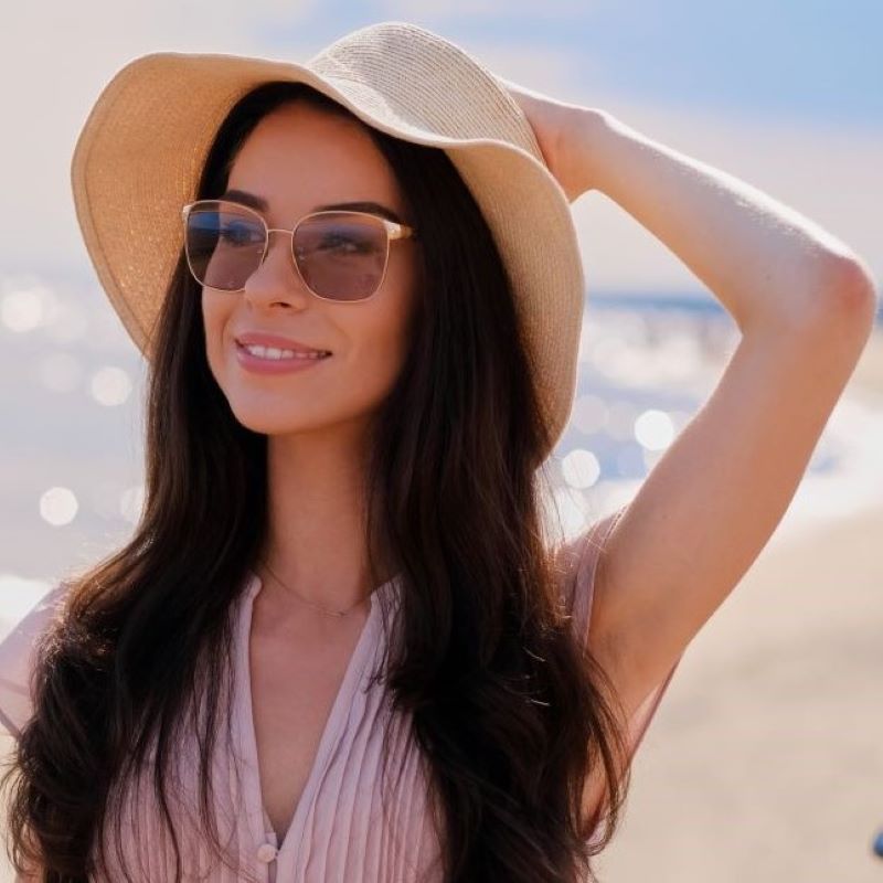 帽子を押さえる女性