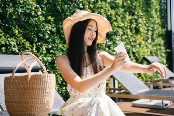 花粉や紫外線に負けずに春を楽しむお助けグッズ「サンシャインメガネ　カバータイプ」