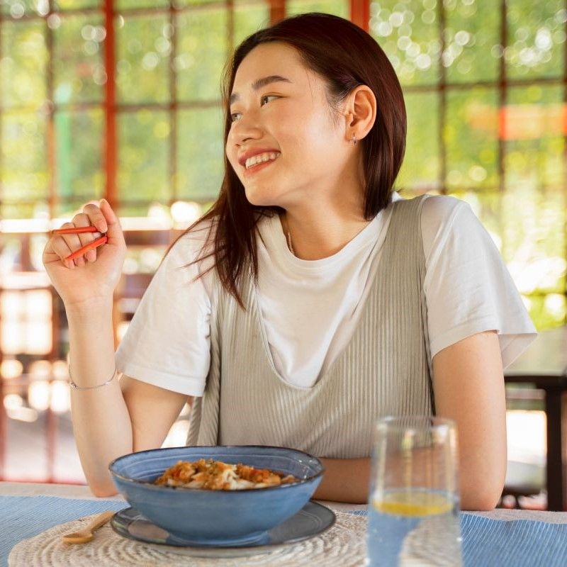 食事をする妊婦