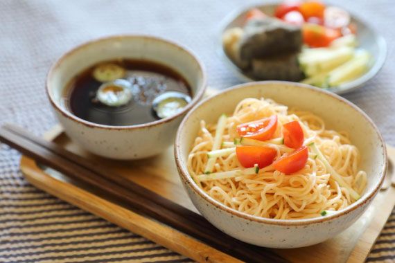 ああ暑い 昨日そうめん 今日うどん